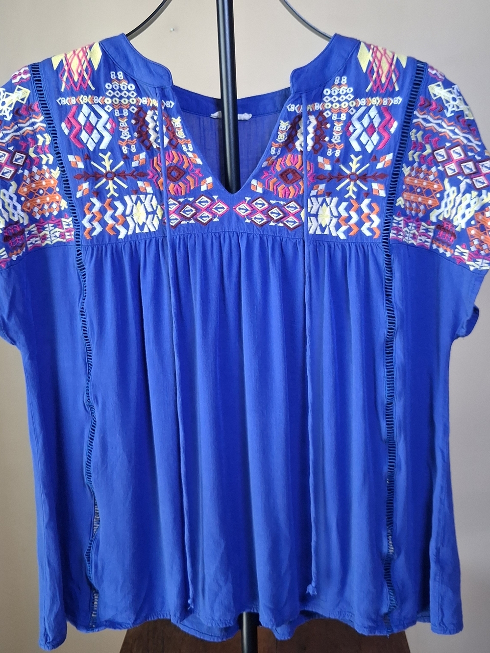 Jodifl Women’s Blue Embroidered Tie Neck Top; Size S